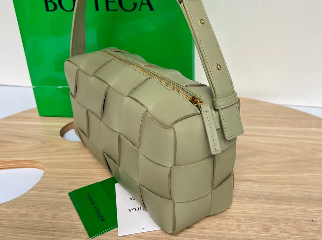 #B家 New model is coming! 709360 BRICK CASSETTE armpit bag, the traditional woven logo is instantly recognizable✅ Large grid weaving has always been fashionable, and the armpit bag is even more fashionable and foreign-style. Elegant big brick 🧱 Sheepskin material is light and comfortable, with a huge sense of capacity and space. Dark layer inside. Practical interior and fashionable appearance design. Durability and temperament coexist. Elegant big brick. Come and plant the same underarm bag from star Zhou Yutong! Dimensions: 28x14x10